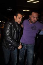 Salman Khan leave for New Year_s celebration in Airport, Mumbai on 28th Dec 2011 (2).JPG